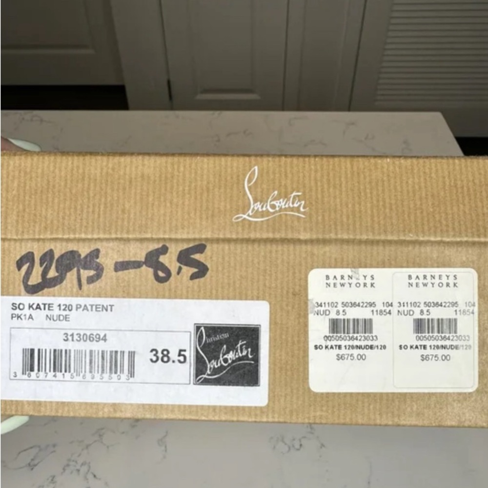CHRISTIAN LOUBOUTIN
So Kate patent leather heels
38.5 EU. Like new condition!! - Picture 4 of 5